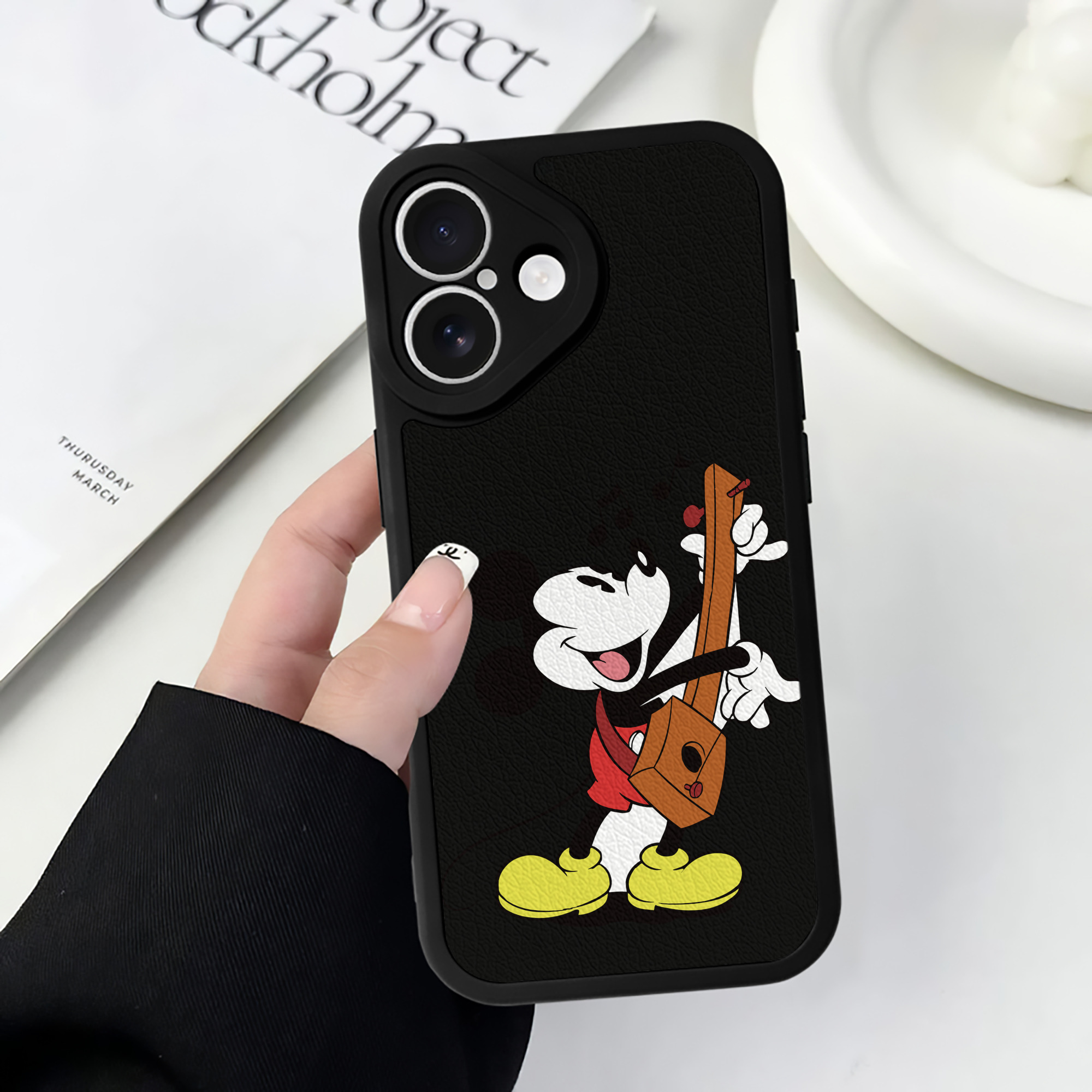 （画像用） ミッキーマウス Mickey Mouse 【iPhone 16シリーズ対応】シリコンスマホケース（レザー調） 材質：シリコン